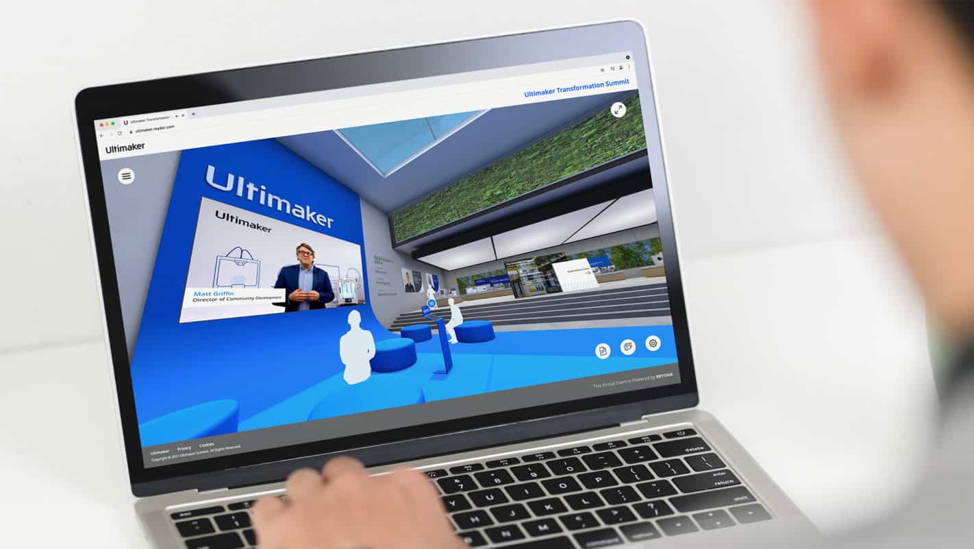 A person on a laptop exploring the Ultimaker 3D virtual showroom.